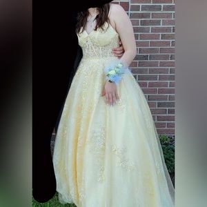 Prom dress, light yellow, size 10 with corset backing so fits like a size 8.